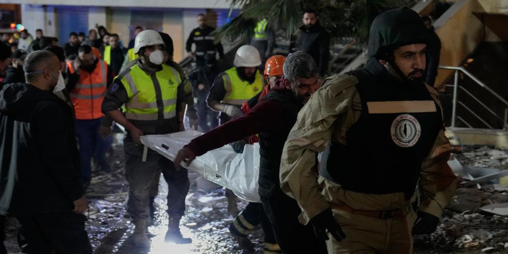 Des secouristes sortent un cadavre d’un immeuble touché par une frappe israélienne, dans le quartier de Jnah, dans le sud de Beyrouth (Liban), le 2 mars 2026. - HUSSEIN MALLA/AP