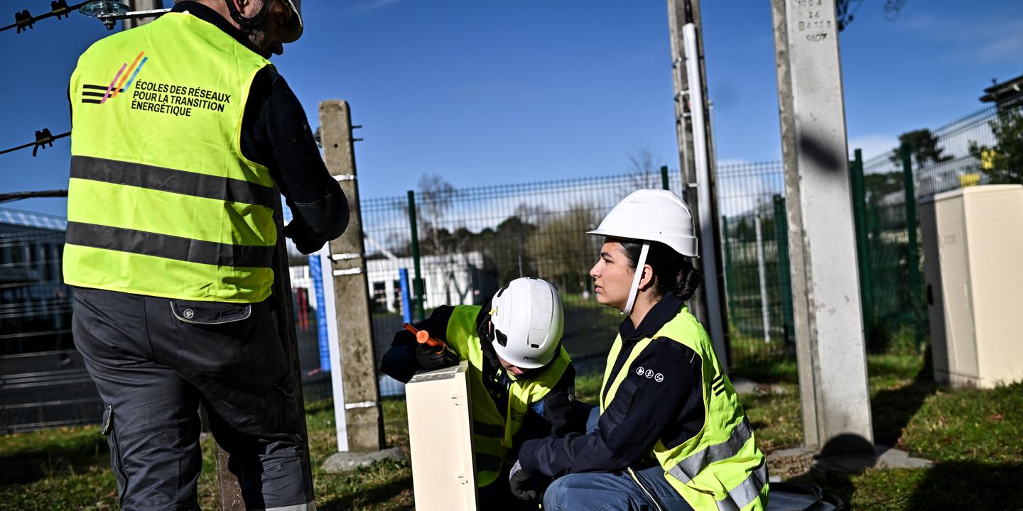 Formation aux métiers des réseaux électriques : des lycéens s'entraînent à Pessac
