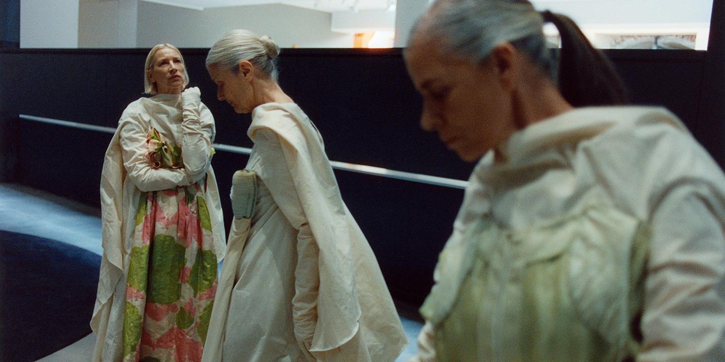 Olivier Saillard célèbre la mémoire affective des vêtements à la Fondation Cartier