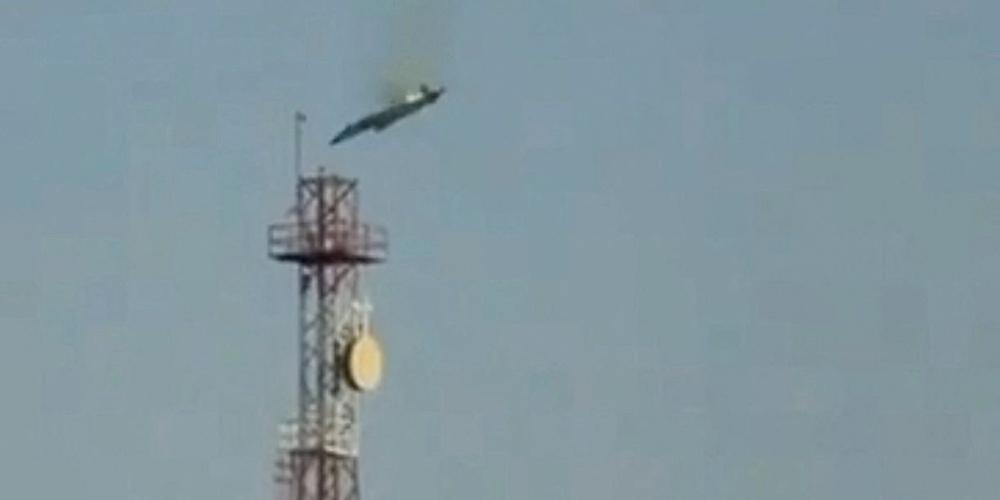 Une image extraite d’une vidéo diffusée sur les réseaux sociaux montre un avion en flammes s’écraser au sol à Al Jahra, au Koweït, le 2 mars 2026. - RÉSEAUX SOCIAUX VIA REUTERS