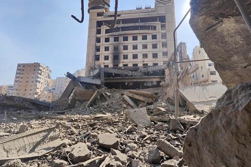 Sur le site d’une frappe israélienne contre un immeuble abritant les bureaux de la chaîne de télévision Al-Manar, dans la banlieue sud de Beyrouth, le 3 mars 2026.