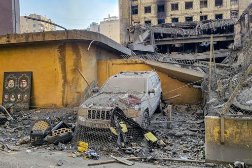 Devant le bâtiment de la chaîne de télévision Al-Manar, organe relais du Hezbollah, touchée par des frappes israéliennes nocturnes, dans la banlieue sud de Beyrouth, le 3 mars 2026.