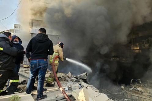 Des pompiers sur le site d’une frappe aérienne israélienne, dans la banlieue sud de Beyrouth, le 3 mars 2026.