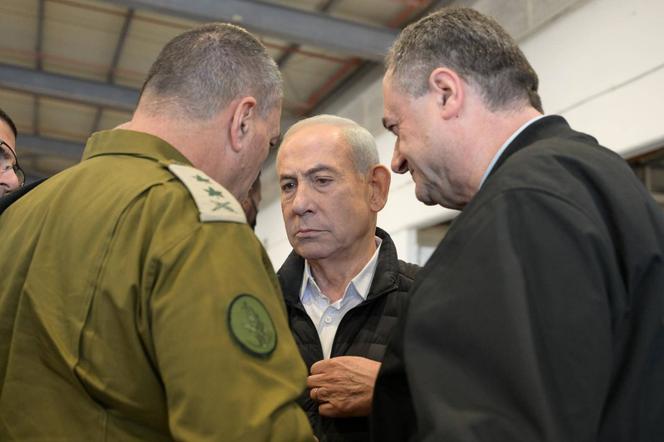 Le chef d’état-major Eyal Zamir, le premier ministre Benyamin Nétanyahou, et son ministre de la défense, Israel Katz, sur la base aérienne de Palmachim, en Israël, le 3&nbsp;mars 2026.