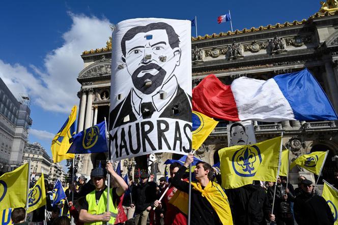 Le 12 mai 2019 à Paris, place de l’Opéra. Lors d’un défilé traditionnel des royalistes de l’Action française en hommage à Jeanne d’Arc, des militants de l’Action française brandissent des portraits de Jacques Bainville et de Charles Maurras, figures historiques de l’extrême droite française.
