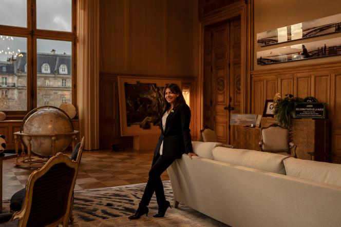 Anne Hidalgo, maire de Paris, dans son bureau de l’Hôtel de ville, le 25&nbsp;novembre&nbsp;2024.