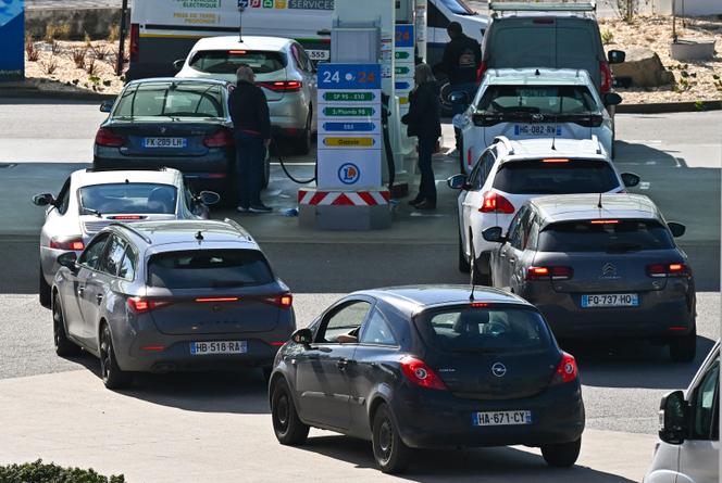 A cause de la guerre en Iran, des automobilites remplissent leurs réservoirs de carburant à Nantes, le 3 mars 2026.