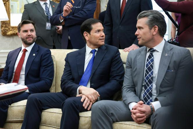 Le vice-président américain, J. D. Vance (à gauche), le secrétaire d’Etat, Marco Rubio (au centre), et le secrétaire à la défense, Pete Hegseth, lors de la réception du chancelier allemand, Friedrich Merz, à la Maison Blanche, à Washington, le 3 mars 2026.