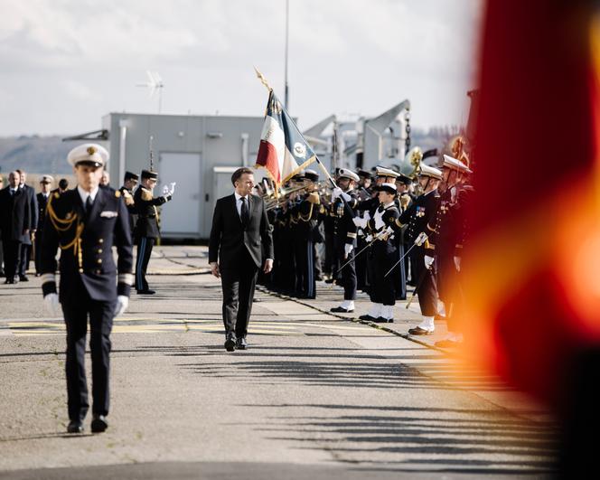 Emmanuel Macron, lors d’une revue des troupes sur la base opérationnelle de l’île Longue (Finistère), le lundi 2 mars 2026.
