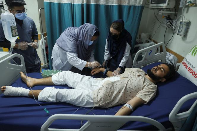 Um residente recebe tratamento após ser ferido em um ataque transfronteiriço em Peshawar, Paquistão, em 3 de março de 2026.