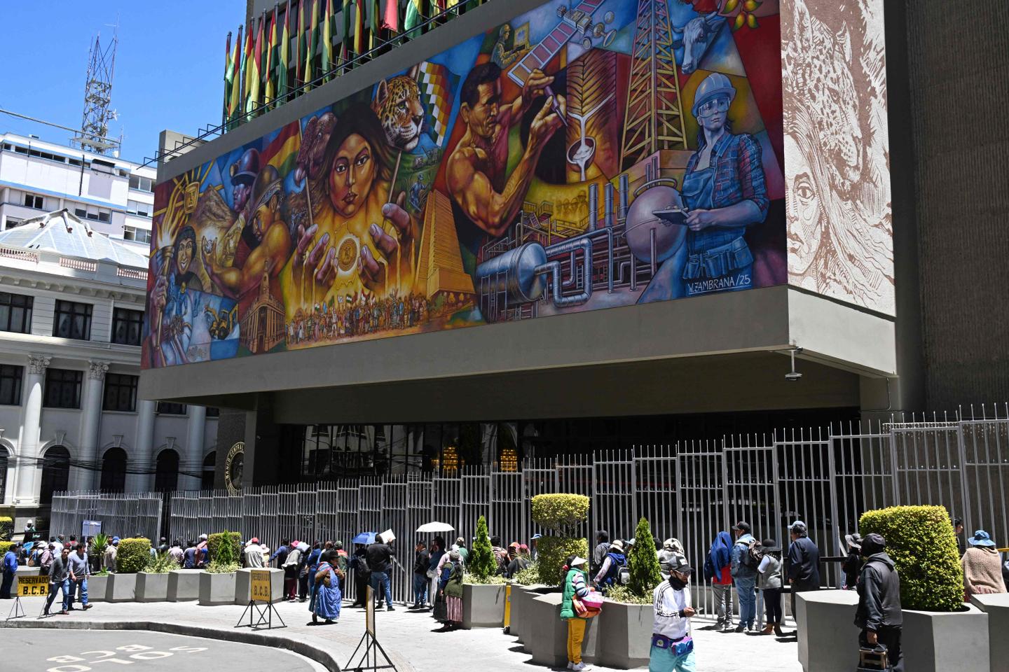 En Bolivie, confusion et ruée vers les banques en raison de l’annulation de billets volés après un accident d’avion