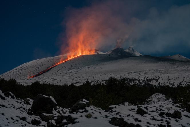 De la lave s’écoule d’une fissure du volcan Etna dans la nuit du 10 février 2025.