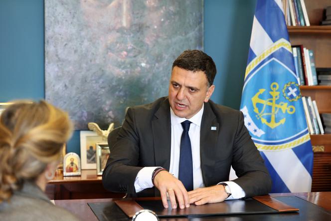 Le ministre grec de la marine, Vassilis Kikilias, lors d’une interview dans son ministère, au Pirée (Grèce), le 3 mars 2026.