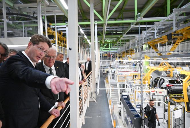 Ola Källenius, PDG du groupe Mercedes-Benz (à gauche), et Winfried Kretschmann, ministre-président du Bade-Wurtemberg, lors d’une visite de l’usine Mercedes-Benz à Rastatt (Bade-Wurtemberg), le 4 juin 2025.
