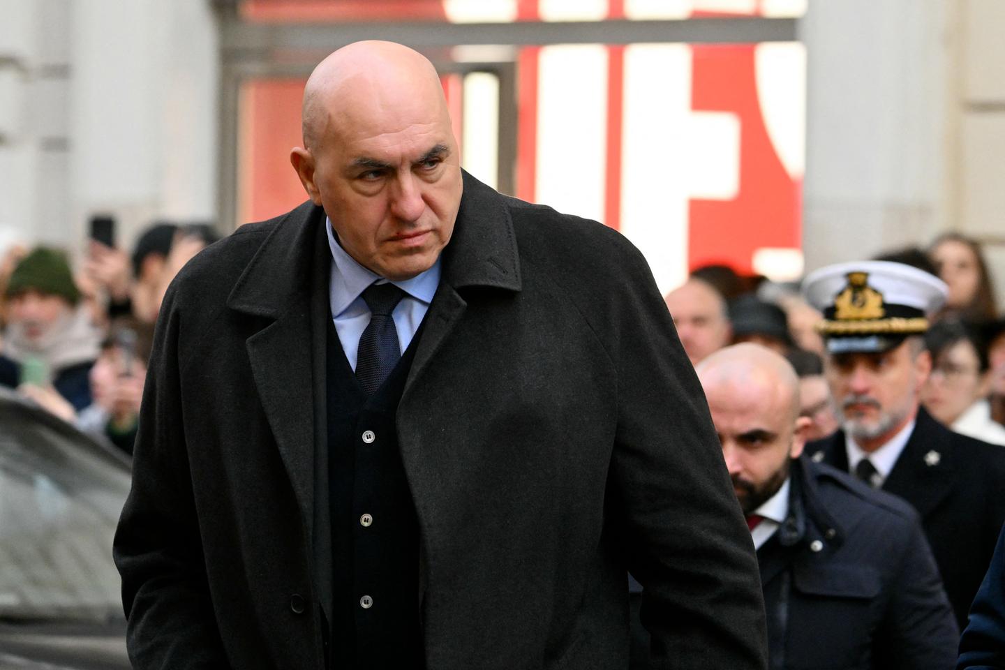 Polémique en Italie : en vacances à Dubaï, le ministre de la défense a été bloqué sur place par les combats Polémique en Italie : en vacances à Dubaï, le ministre de la défense a été bloqué sur place par les combats