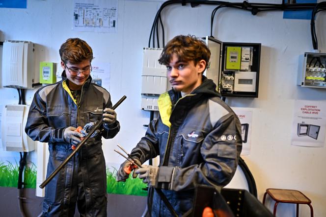 Au lycée professionnel Philadelphe-de-Gerde, engagé dans le partenariat « Ecoles des réseaux pour la transition énergétique », à Pessac (Gironde), le 3 février 2026.