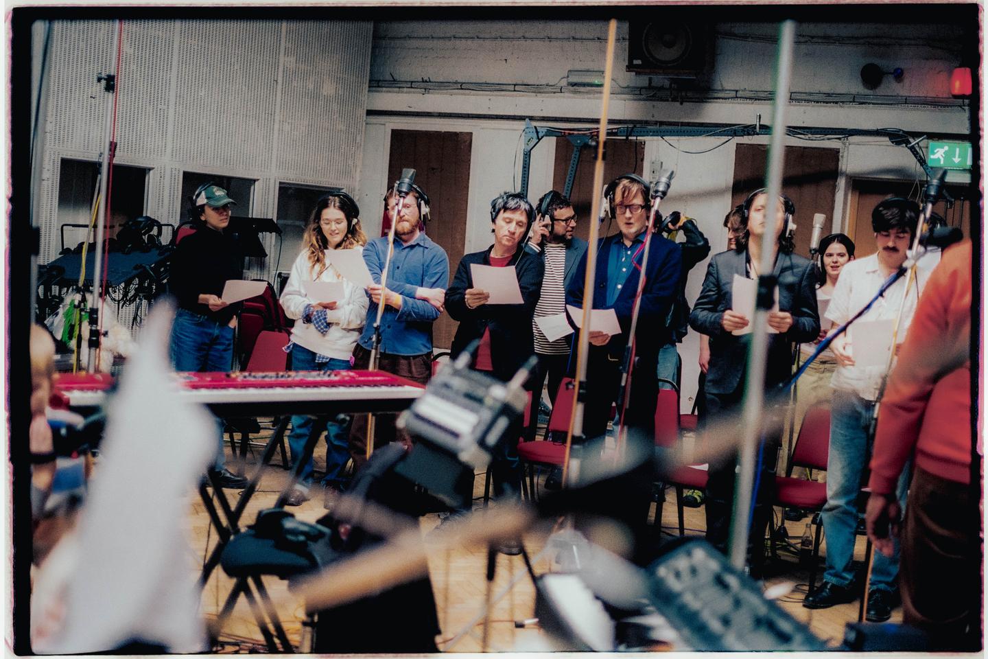 D’Arctic Monkeys à Fontaines D.C., la crème du rock réunie sur l’album caritatif « Help (2) »