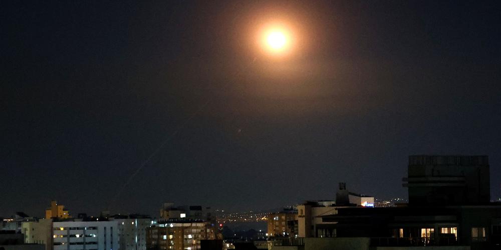 Une roquette explose lors d’un tir de barrage de missiles iraniens, au-dessus de Netanya (Israël), le 3 mars 2026. - JACK GUEZ/AFP