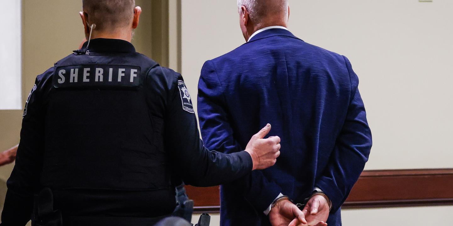 Aux Etats-Unis, un père reconnu coupable après la tuerie commise par son fils dans un lycée de Géorgie