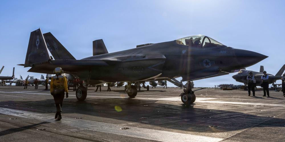 Un F-35C Lightning II sur le pont d’envol de l’USS Abraham Lincoln (CVN 72), en soutien à l’opération Furie épique, le 2 mars 2026, sur une photo fournie par le Commandement central des Etats-Unis. - U.S. NAVY VIA AP