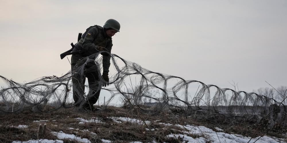 Des soldats ukrainiens installent une barrière de fil de fer et des barbelés à proximité de Kupiansk, près de la ligne de front, dans l’oblast de Kharkiv (Ukraine), le 2 mars 2026. - SERHII NUZHNENKO/RADIO FREE EUROPE/RADIO LIBERTY VIA REUTERS