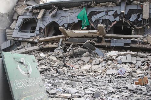 Les bureaux détruits de la Jamaa Islamiya, un groupe islamiste allié au Hamas et au Hezbollah, après une frappe aérienne israélienne menée la veille, à Saïda, ville côtière du sud du Liban, le 4 mars 2026.