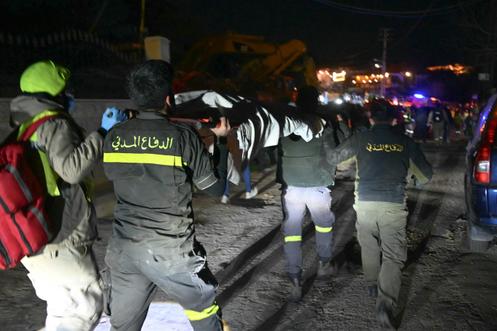 Des secouristes sur le site d’une frappe aérienne israélienne qui a visé un bâtiment à Aramoun, au sud de Beyrouth, le 4 mars 2026.