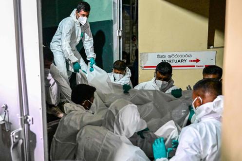 Les corps de marins iraniens morts lors du torpillage de leur navire au large des côtes sud du Sri Lanka, à la morgue de l’hôpital Karapitiya, à Galle (Sri Lanka), le 4 mars 2026.