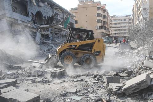 Un ouvrier déblaie les décombres des bureaux de la Jamaa Islamiya, à la suite d’une frappe aérienne israélienne la veille, à Saïda (Liban), le 4 mars 2026.