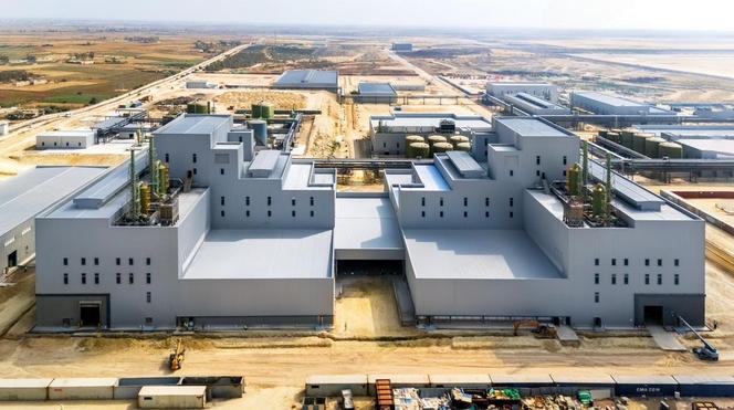 L’usine de production de matériaux pour batteries de véhicules électriques de Jorf Lasfar (Maroc) est née d’un partenariat entre la société marocaine Al Mada et le groupe chinois CNGR Advanced Materials. 