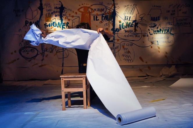 L’une des silhouettes en papier fabriquées et manipulées par Sarah Darnault et Fer Flores dans « Pro bono publico », par le Blick Théâtre, lors de la création du spectacle à Charleville-Mézières, en septembre 2025.