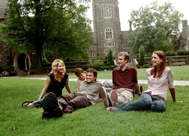 De gauche à droite, Michelle Williams, Joshua Jackson, Kerr Smith, James Van Der Beek et Katie Holmes dans la série « Dawson ».