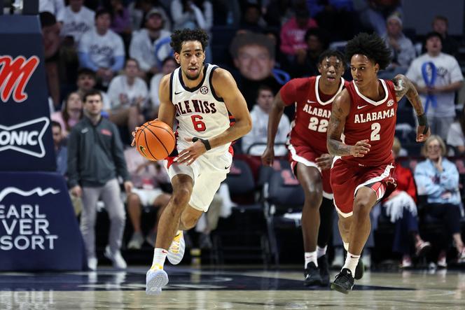 Ilias Kamardine remonte le terrain en dribblant Aden Holloway, lors d’un match entre l’université du Mississippi et celle d’Alabama, à Oxford (Mississippi), le 11&nbsp;février&nbsp;2026.