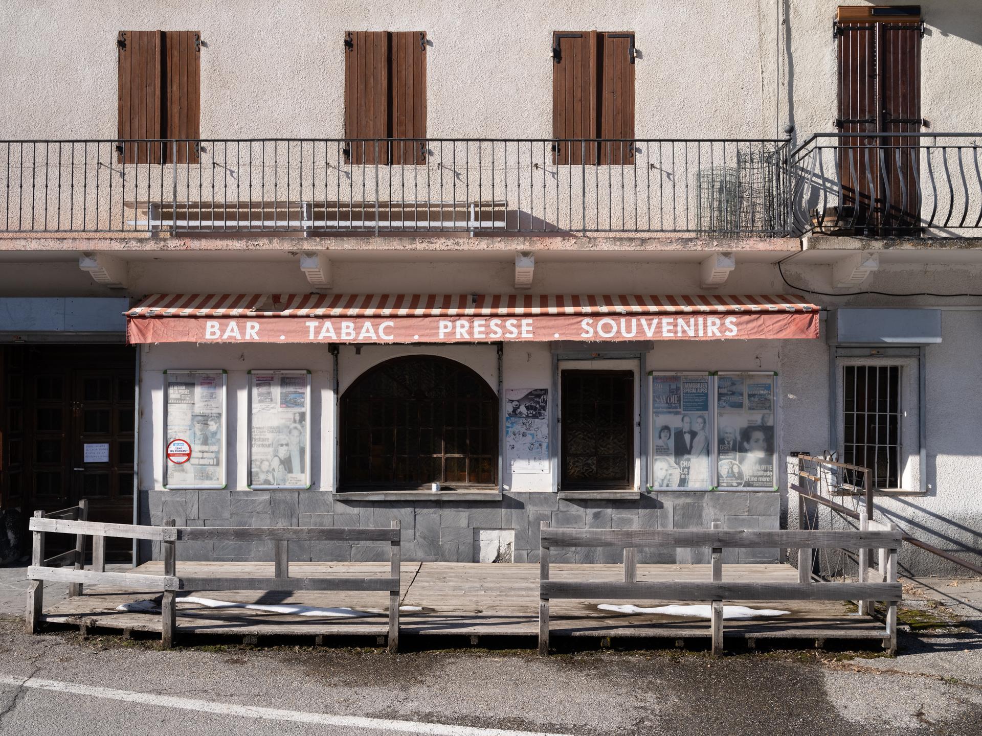 Un bar-tabac fermé à l’entrée du village de Saint-Colomban-des-Villards (Savoie), le 26 février 2026.