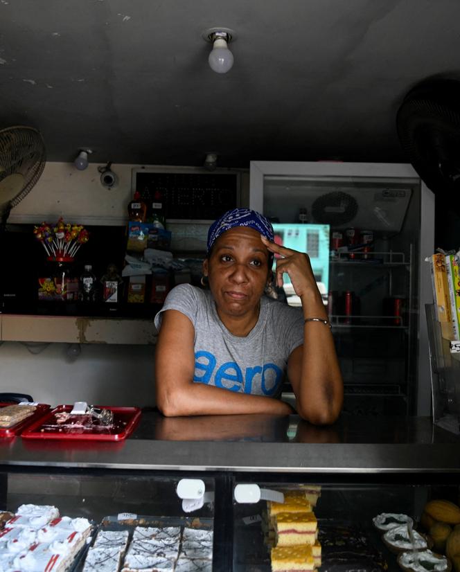 Malena Borrell em sua loja durante uma queda generalizada de energia em Havana, Cuba, em 4 de março de 2026. 
