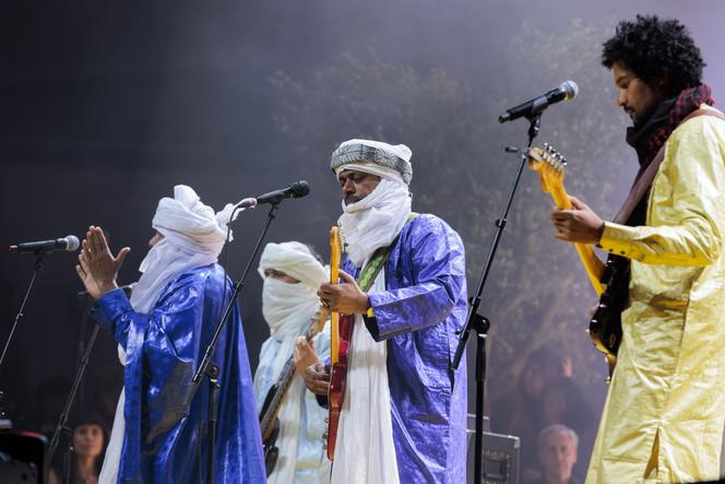 Abdallah Ag Alhousseini (centro) e Sadam Ag Ibrahim (à direita), do grupo Tinariwen, durante o concerto-manifesto pela Palestina, no Palau Sant Jordi, em Barcelona, ​​29 de janeiro de 2026.