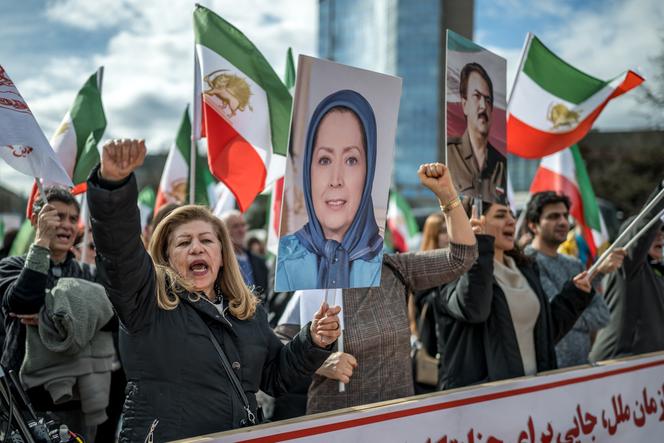 Le portrait de Maryam Radjavi, dirigeante de l’Organisation des moudjahidin du peuple iranien, brandi par une manifestante, devant les bureaux des Nations unies, à Genève (Suisse), le 23 février 2026.