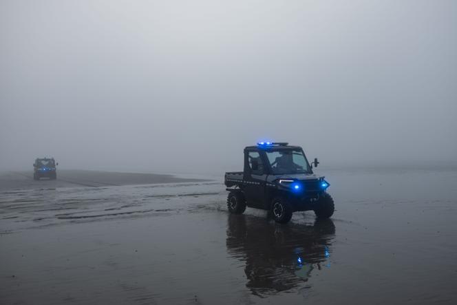 Des agents de la police nationale française au large de la plage de Gravelines (Nord), le 4 mars 2026.