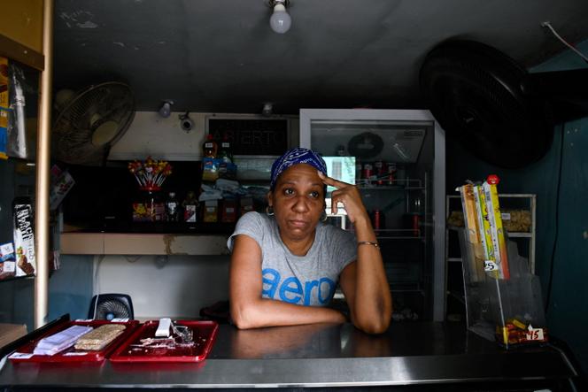 Malena Borrell dans sa boutique, lors d’une panne d’électricité massive, à La Havane (Cuba), le 4&nbsp;mars 2026.