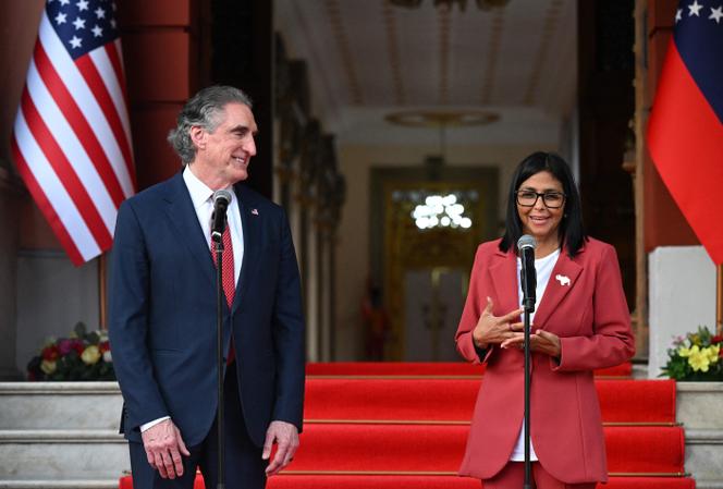 La présidente par intérim du Venezuela, Delcy Rodriguez, et le secrétaire à l’intérieur des Etats-Unis, Doug Burgum, après leur rencontre au palais présidentiel Miraflores, à Caracas, Venezuela, le 4&nbsp;mars&nbsp;2026.