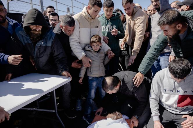 L’enterrement de Mohammed et Fahim Mouammar, deux frères tués par des colons radicaux la veille, à Qaryout (Cisjordanie), le 3 mars 2026.