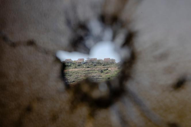 L’impact d’une balle tirée dans l’une des fenêtres du salon de la famille Mahmoud depuis la colonie Eli, à quelques centaines de mètres, à Qaryout (Cisjordanie), le 3 mars 2026. 
