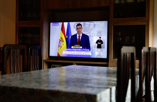 Diffusion télévisée d’une déclaration du premier ministre espagnol, Pedro Sanchez, en réponse à Donald Trump, dans une maison à Ronda (Espagne), le 4&nbsp;mars 2026. 