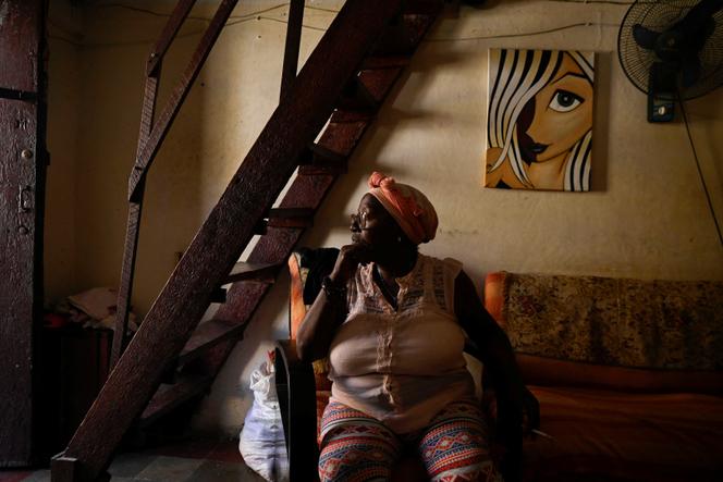 Lourdes Barberia, dans son salon, lors d’une panne d’électricité massive, à La Havane (Cuba), le 4&nbsp;mars 2026.