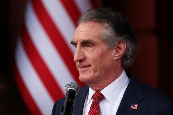 Le ministre de l’intérieur américain, Doug Burgum, assiste, aux côtés de la présidente par intérim du Venezuela, Delcy Rodriguez (non photographiée), à une conférence de presse au palais Miraflores à Caracas, le 4 mars 2026. 