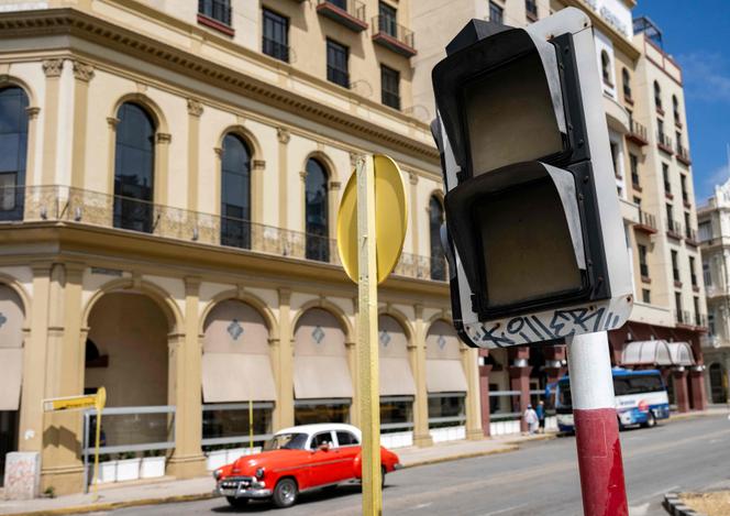 Un feu de circulation hors service en raison d’une coupure de courant à La Havane, le 4&nbsp;mars 2026. 