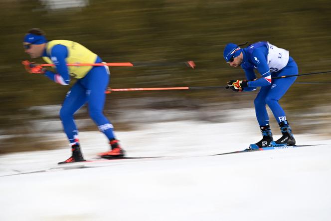 Anthony Chalençon (dossard blanc) suit son guide, Alexandre Pouye, lors de l’épreuve de ski de fond handisport de moyenne distance en technique libre pour personnes malvoyantes aux Jeux paralympiques d’hiver de Pékin 2022, à Zhangjiakou (Chine), le 12&nbsp;mars&nbsp;2022. 