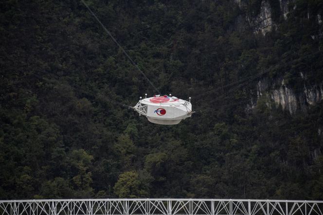 La cabine de contrôle de 30 tonnes, suspendue à 140 mètres au-dessus du FAST, province du Guizhou dans le sud de la Chine, le 13 décembre 2020.