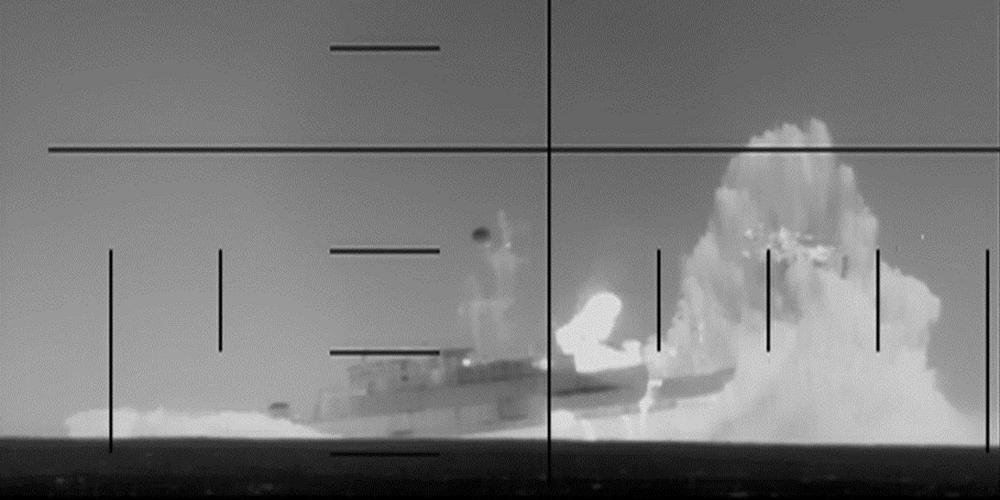 Sur cette capture d’écran d’une vidéo publiée par le département de la défense américain, ce qu’il affirme être des images périscopiques d’un sous-marin de la marine américaine tirant et coulant un navire de guerre iranien dans l’océan Indien, le 4 mars 2026. - DÉPARTEMENT DE LA DÉFENSE AMÉRICAIN/AFP