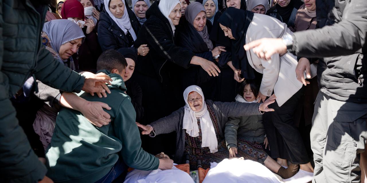 Fatmee, au centre, la mère des défunts est entourée par des femmes de la famille lors l’enterrement de Mohammed et Fahim Mouammar, deux frères tués par des colons radicaux la veille, à Qaryut, en Cisjordanie occupée, le 3 mars 2026.